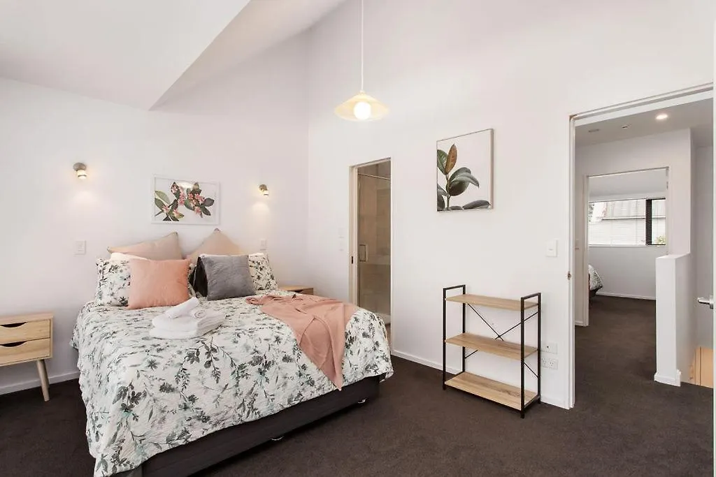 Funky Spacious 2Bdrms 2Bthrms Free Covered Park. Christchurch Apartman